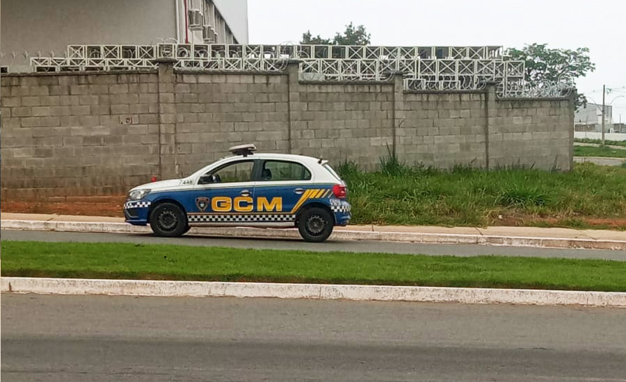 Viatura da GMC quebrou nas imediações do Pólo Empresarial de Aparecida de Goiânia | Foto: Leitor / FZ