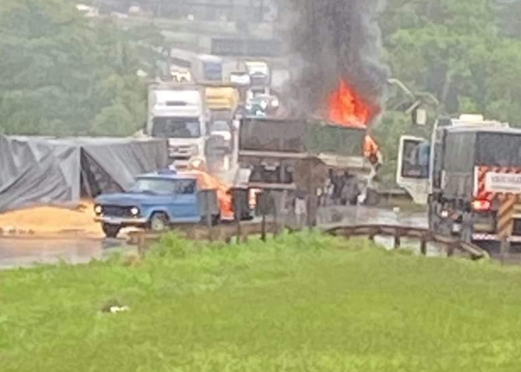 Caminhão é incendiado após colisão frontal | Foto: leitor Folha Z