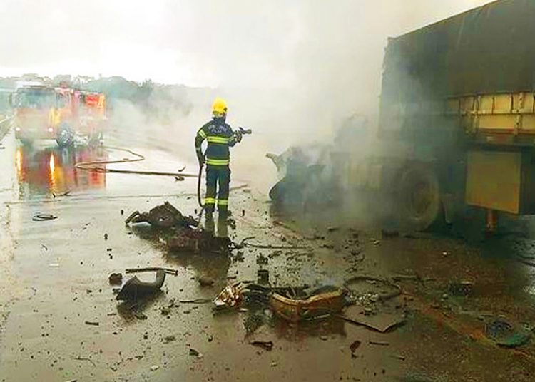 Motorista tem perna amputada e segue intubado após acidente com caminhões em Goiás | Foto: Divulgação / CBMGO