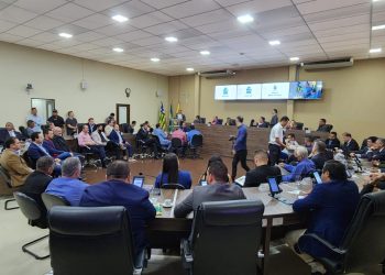 Secretários acompanham prefeito Vilmar Mariano em sessão da Câmara de Aparecida de Goiânia | Foto: José Alves / Folha Z