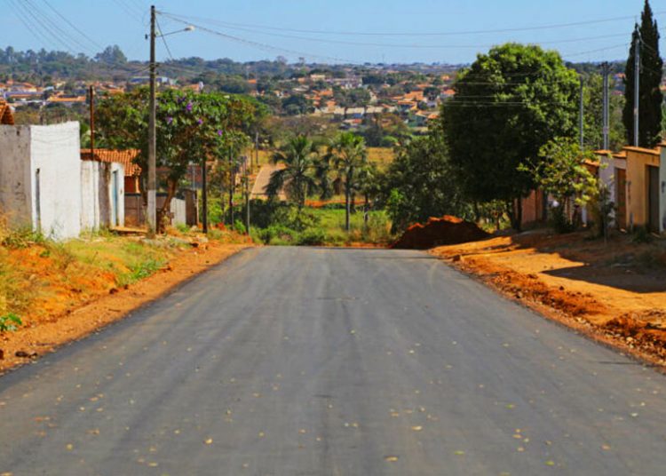 Obras de asfalto avançam na Vila Oliveira, em Aparecida de Goiânia: Foto: Enio Medeiros