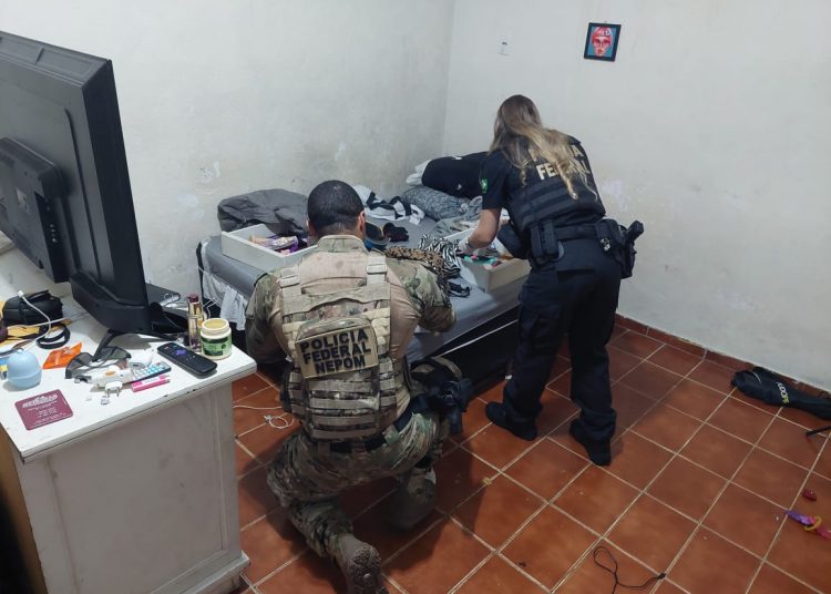 Policiais apreendem vários objetos sexuais usados no crime | Foto: PF