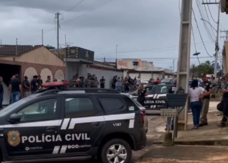 Policiais militares e civis se aglomeram na porta de sargento morto durante suposta troca de tiros | Foto: reprodução