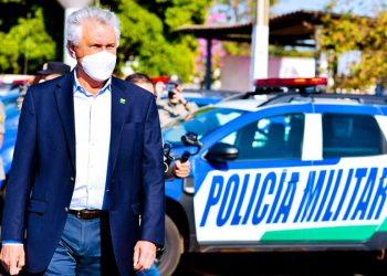 Ronaldo Caiado durante entrega de viaturas para a Polícia Militar em Morrinhos, 2021 | Foto: Júnior Guimarães e Cristiano Borges