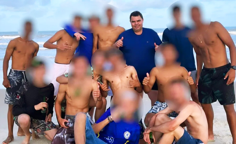 Delídio Nery postou foto com alunos 1 dia antes de morrer em praia de Ilhéus | Foto: Reprodução / Facebook