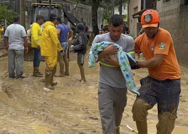 Famílias são retiradas de locais com deslizamentos de terra | Foto: Pref. de São Sebastião/rede social
