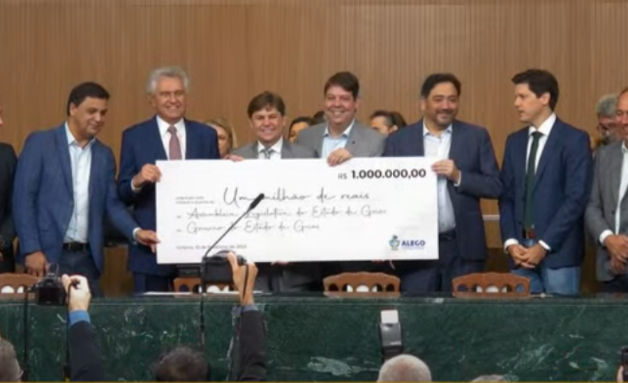 Caiado recebe cheque simbólico das mãos do deputado Bruno Peixoto | Foto: print/vídeo do YouTube