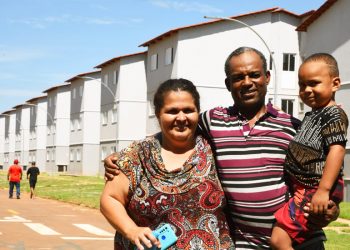 Prefeito Vilmar Mariano, governador Ronaldo Caiado e ministro do presidente Lula inauguram empreendimento com 900 apartamentos na Chácara São Pedro | Foto: Jhonney Macena