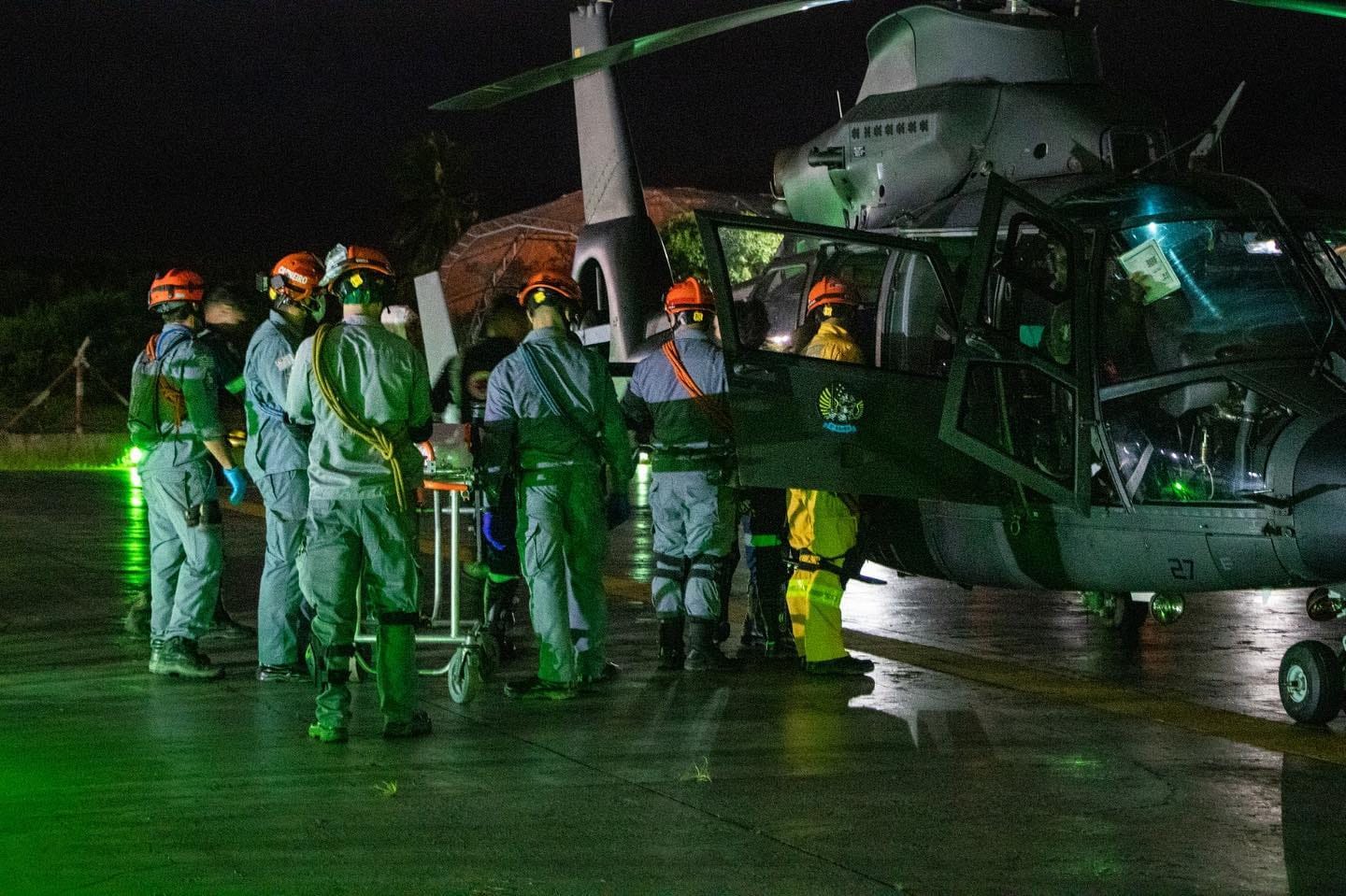 Corpos das vítimas estão sendo transporte de helicóptero | Foto: Pref. de São Sebastião/rede social 