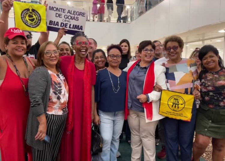 Cerca de 50 apoiadores recepcionou a deputada na Alego | Foto: divulgação/Instagram