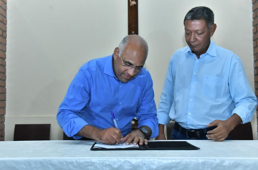 Prefeito de Goiânia assinou termo autorizando a regularização de terrenos, ao lado do vereador Juarez Lopes | Foto: Jucimar Sousa