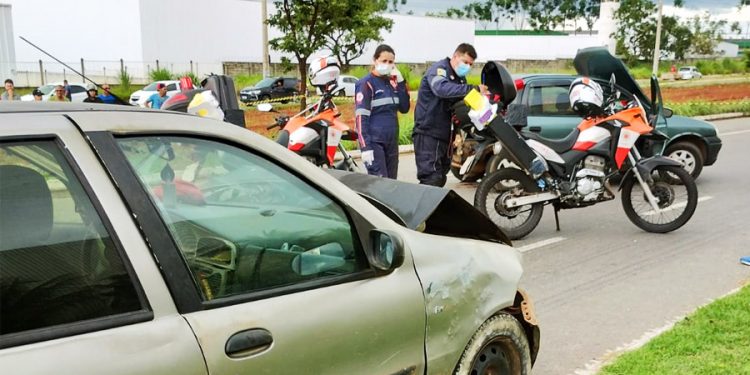 Jovem morre atropelado ao parar para checar motor do carro em Aparecida de Goiânia | Foto: Folha Z