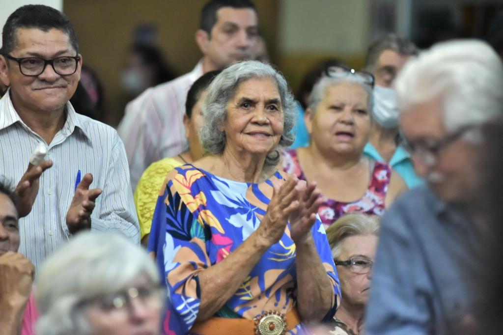 Famílias estiveram em igreja para acompanhar o anúncio da regularização fundiária do bairro | Foto: Jucimar Sousa