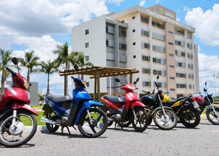 Motos no estacionamento da Prefeitura de Aparecida de Goiânia | Foto: Folha Z