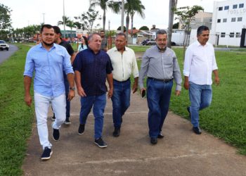 Comitiva do prefeito caminha pela Avenida Anápolis | Foto: divulgação/Secom/Pref. de Aparecida/ Claudivino Antunes