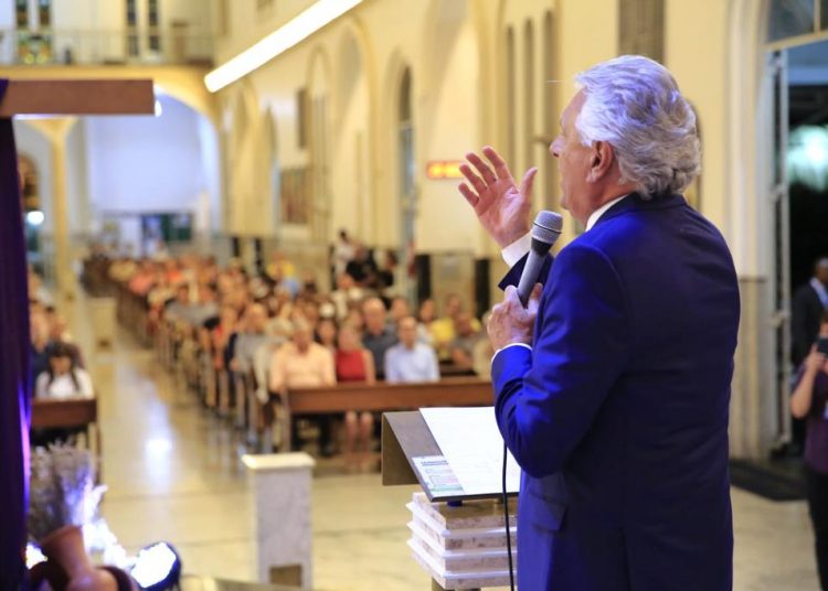 “Foi uma guerreira na defesa de Goiás”, declara Caiado na missa de sétimo dia de Dona Iris | Foto: André Saddi