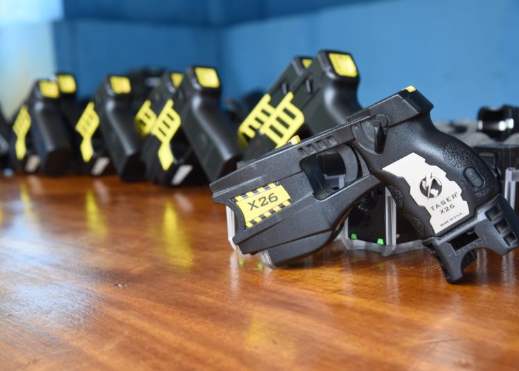 Armas de choque foram comprados da polícia do Senado, em Brasília | Foto: Jhonney Macena