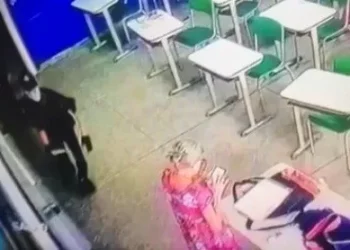 Imagens do circuito de vigilância mostra quando o aluno chega por trás de professora | Foto: reprodução