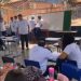 Escola improvisa aulas na quadra após goteiras inutilizarem salas de aula em Aparecida de Goiânia. | Vídeo: Leitor FZ