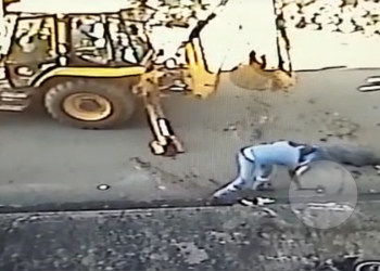 Homem retira da mochila da vítima o que parece ser um machadinha | Foto: reprodução