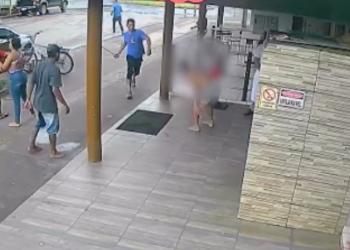 Fora do estabelecimento, vítima é golpeado com facão | Foto: reprodução/vídeo
