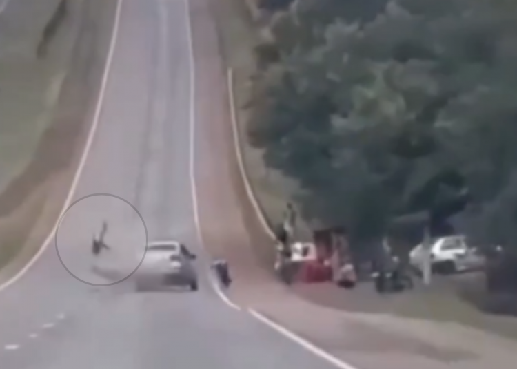 Momento em que jovem bate na traseira lateral do carro | Foto: reprodução/vídeo