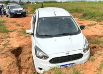 Veículo foi encontrado por outros motorista em vala | Foto: divulgação/PM