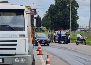 Pai e filha caem de caminho em movimento em Aparecida de Goinia. / Foto: Folha Z