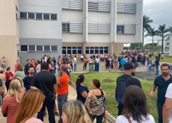 Professores protestam em Aparecida de Goiânia | Foto: Leitor / FZ