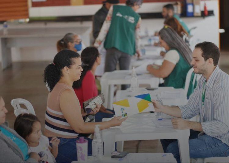 Famílias da região da Vila Mutirão recebem escrituras do Governo de Goiás