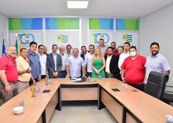 Prefeito Vilmar Mariano em reunião com vereadores | Foto: Wigor Vieira