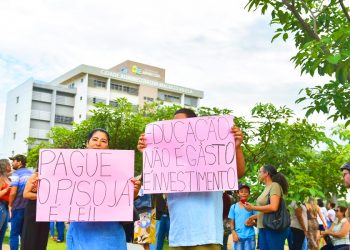 Professores protestam na Prefeitura de Aparecida | Foto: Jucimar Sousa