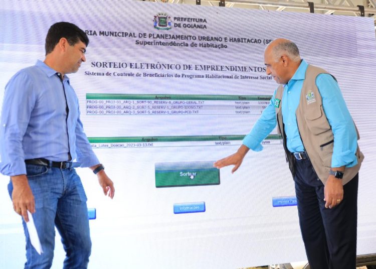 O prefeito Rogério Cruz sorteou os primeiros 100 lotes; ele garante doação de 600 lotes para famílias carentes