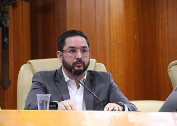 Thialu Guiotti durante sessão na Câmara | Foto: Divulgação