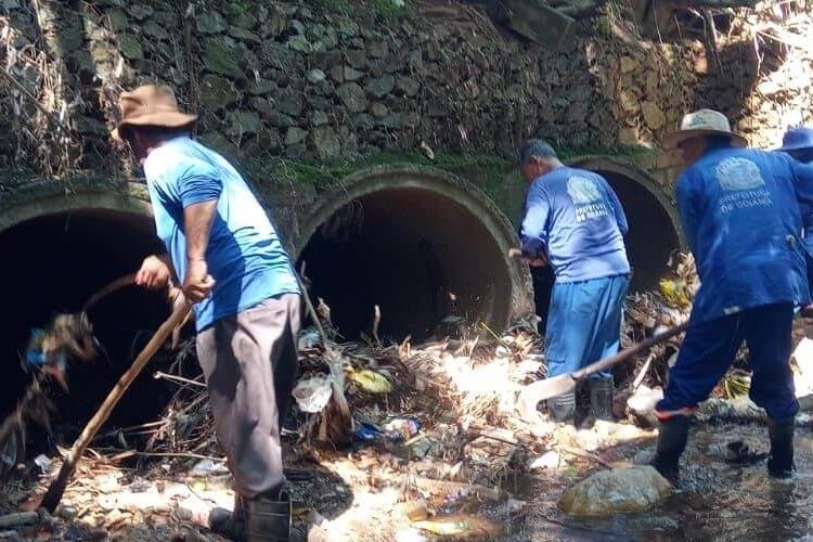 Goiânia retira cerca de 900 toneladas de lixo de bueiros e bocas de lobos em 2 meses. Equipe da Prefeitura retirando entulho | Foto: Prefeitura de Goiânia