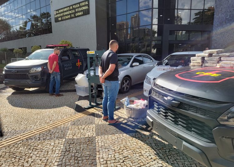 Dupla de supostos traficantes foi levada para a carceragem da PF em Goiânia | Foto: PM