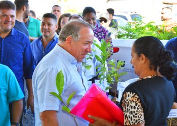 Prefeito Vilmar Mariano atende moradora de Aparecida de Goiânia | Foto: Divulgação