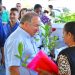 Prefeito Vilmar Mariano atende moradora de Aparecida de Goiânia | Foto: Divulgação