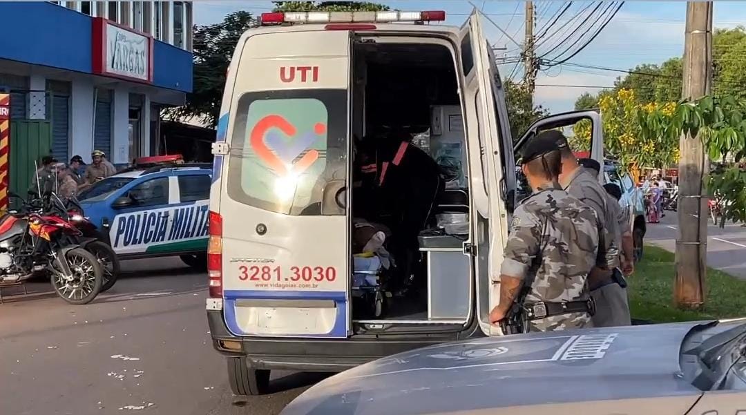 Vítima da queda de avião na Vila Mutirão recebendo atendimento médico | Foto: Fred Silveira