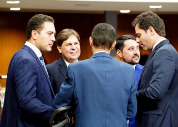 Presidente Bruno Peixoto ao lado de deputados estaduais | Foto: Assembleia Legislativa de Goiás