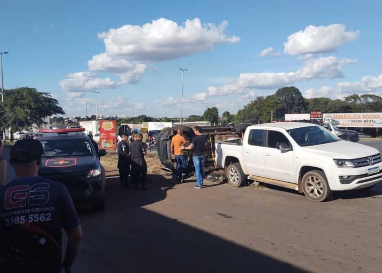 Viatura da PM perde controle e capota na GO-040, próximo ao Garavelo | Foto: Redes Sociais