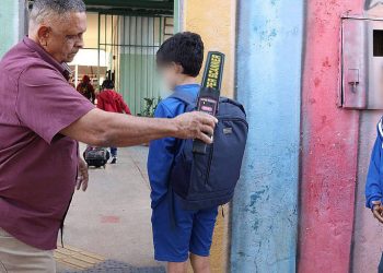 Projeto determina implantação de detectores de metais em escolas de AP. Especialista diz que medida é ‘limitada’