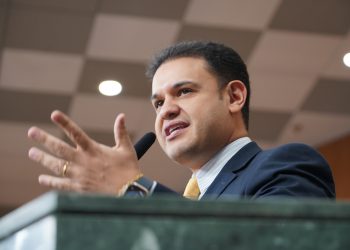 Deputado quer proibir menores de 18 anos nas paradas do Orgulho LGBTQIAPN+ em Goiás; multa prevista para quem descumprir é de R$ 105 mil