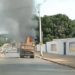 Caminhão pega fogo em frente escola no Jardim Riviera