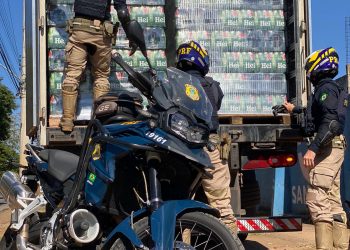Carga carregava mais de 70 mil garrafas | Foto: PRF
