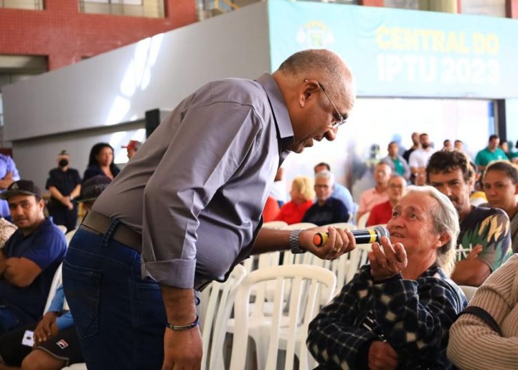 Rogério Cruz entrega regularização de 700 imóveis em Goiânia | Foto: Jackson Rodrigues