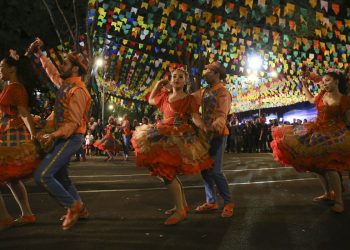 Arraiá Pé de Serra: Festa Julina em Aparecida terá show com Nayara Lopes, DJs convidados e queimas de fogos