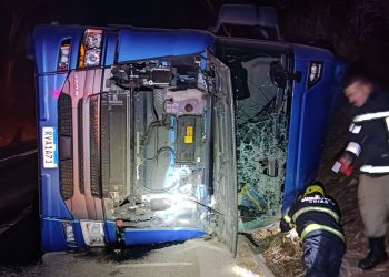 Caminhão carregado de maçãs tomba e motorista morre