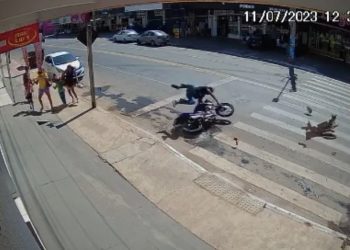 Motoqueiro e sua moto quase atingiram pedestres | Foto: Reprodução