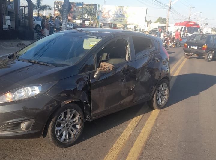 Veículo em que a vereadora estava foi atingido na lateral | Foto: Divulgação